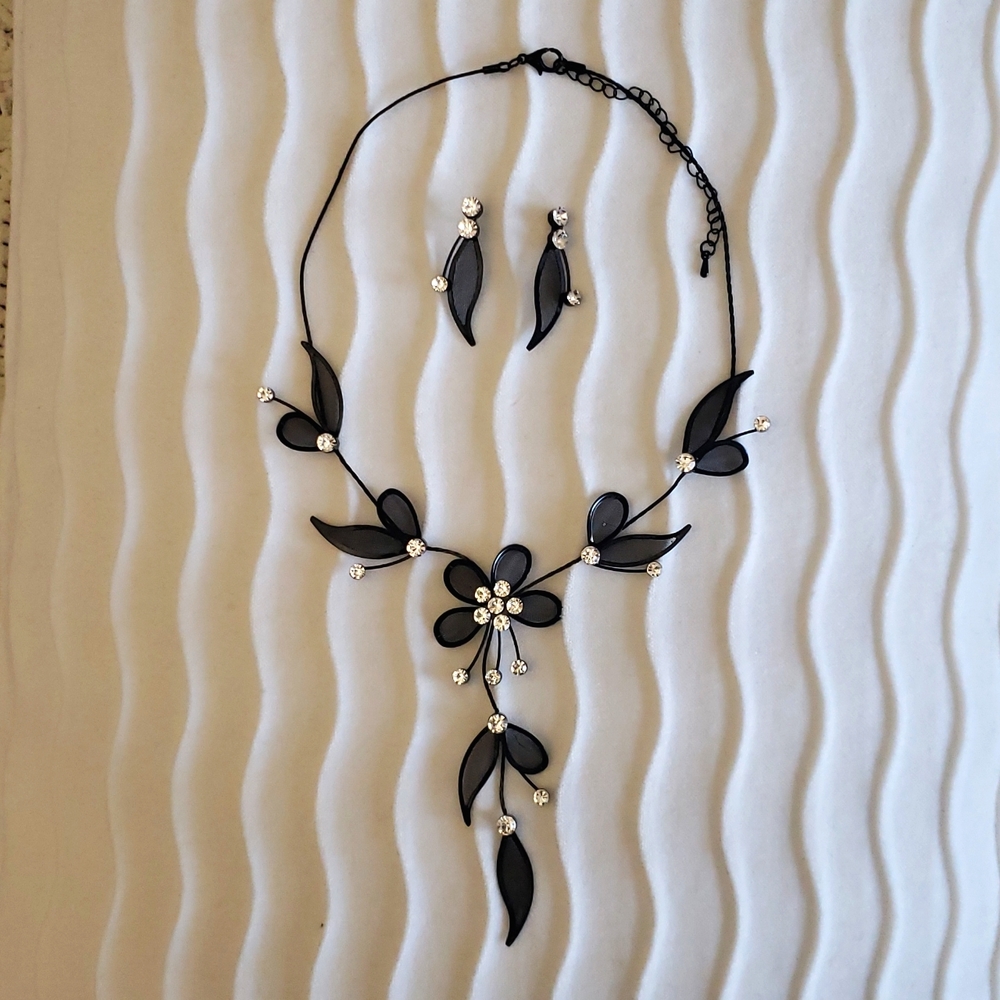 Mesh Floral Necklace & Earring Set